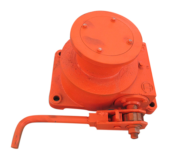 紧绳器产品介绍 手扳棘轮紧线器的使用方法是；先将手扳棘轮紧线器的卡板扳到松线的位置，将钢丝绳全部拉出，再把挂钩挂在固定点上，然后将卡板扳到紧线位置，把手扳棘轮紧线器沿着导线（或者绳索）向前伸，把需要拉紧的导线（或者绳索）卡入手扳棘轮紧线器的卡线口内，用一只手把卡入手扳棘轮紧线器的卡线口内的导线捏紧，一只手搬动手扳棘轮紧线器的收线扳手，将导线收紧，待导线（或者绳索）牢牢的被卡紧后就可以慢慢收紧导线或者绳索了。 虎头紧线器的用法是先将一根合适粗细和长短的铁丝插入虎头紧线器收线轮中间的圆孔内，把铁丝在虎头紧线器收线轮缠绕两圈，把铁丝的另一端沿收线方向绑扎在固定点上，然后把铁丝拉直，把虎头紧线器的夹线口金固在导线上，就可以搬动手柄收紧导线了。