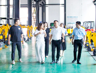 13B小型挖掘机客户来访