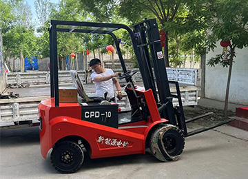 1T电动叉车