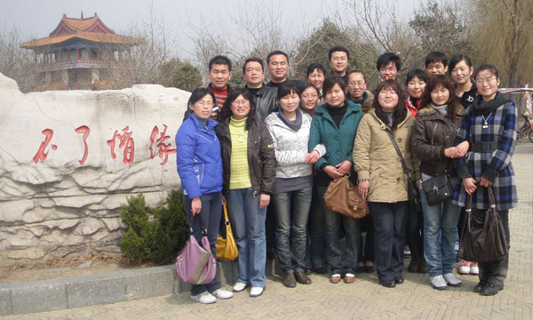 /09年3月8日，中煤集团组织全体女职员到北湖风景区踏青郊游，为女员工们送去节日的祝福/